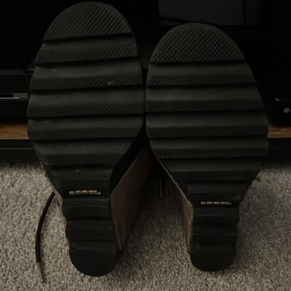 Sorel tan & black Joan of Artic II wedge boots, size 7 - Picture 3 of 4